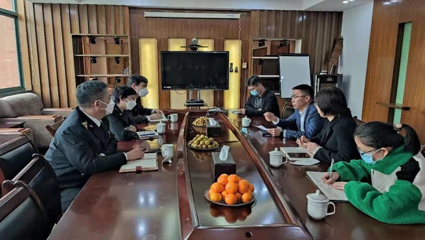 ผู้อํานวยการศุลกากรเขต Fengxian Wang Haiying และผู้ติดตามของเขาได้ตรวจสอบ บริษัท Hailiang จำกัดสาขา Shanghai